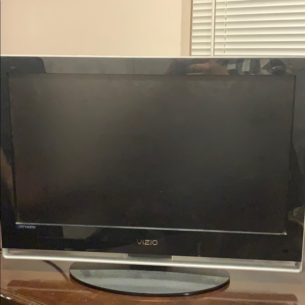 VIZIO FLATSCREEN 26”